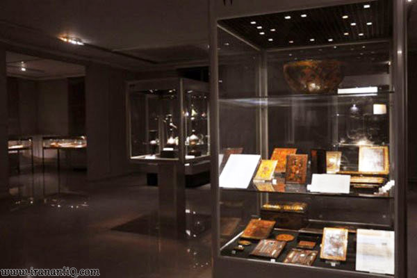 اشیای سنگی و فلزی آثار باستانی هلند به نمایش در آمده در موزه ملی ایران